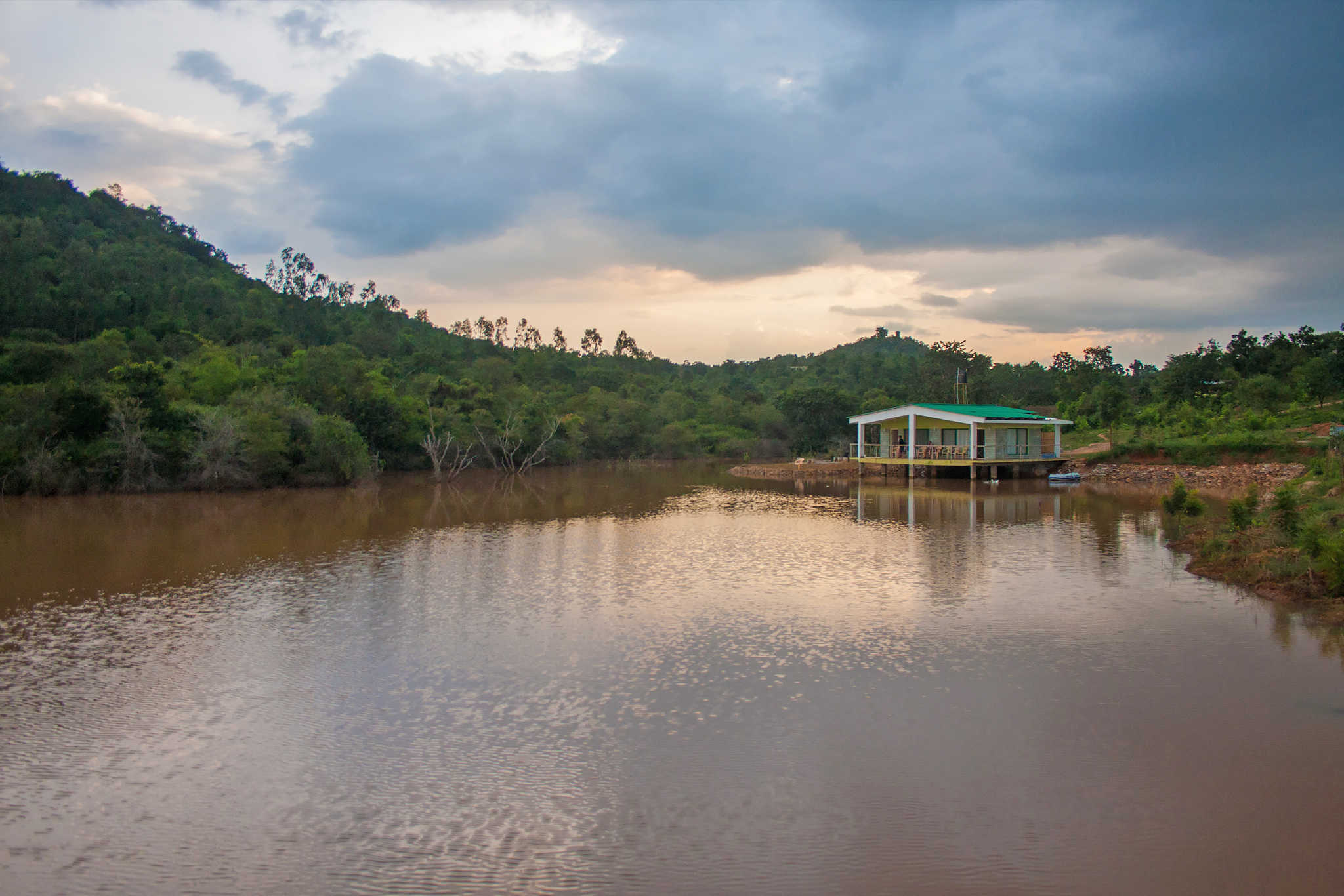 The Outback Farm and Homestay surrounded by nature, forests and a beautiful lake